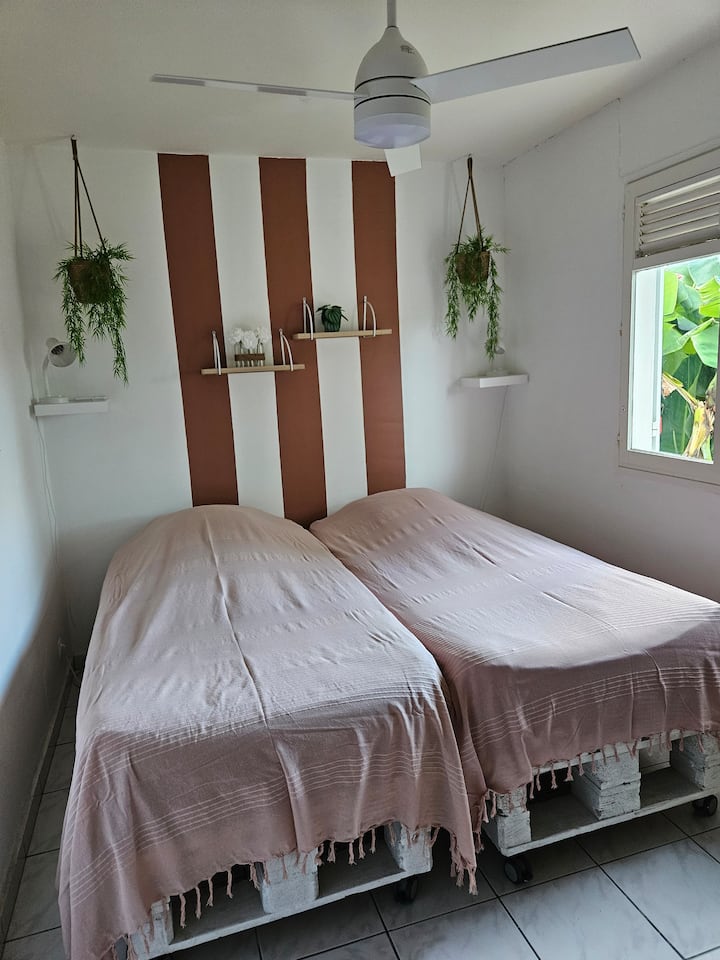 Camera con 2 letti di 100 cm x 200 cm o 1 letto matrimoniale di 200 cm x 200 cm, situata sul retro della casa, climatizzata e ventilata. Armadio portaoggetti con ripiani e guardaroba.