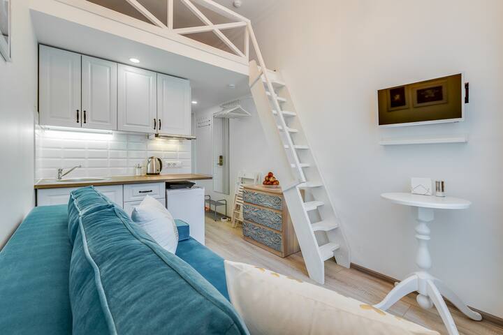 Романтическая квартирка на площади Восстания.