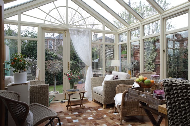 Private room/breakfast in charming Victorian Villa