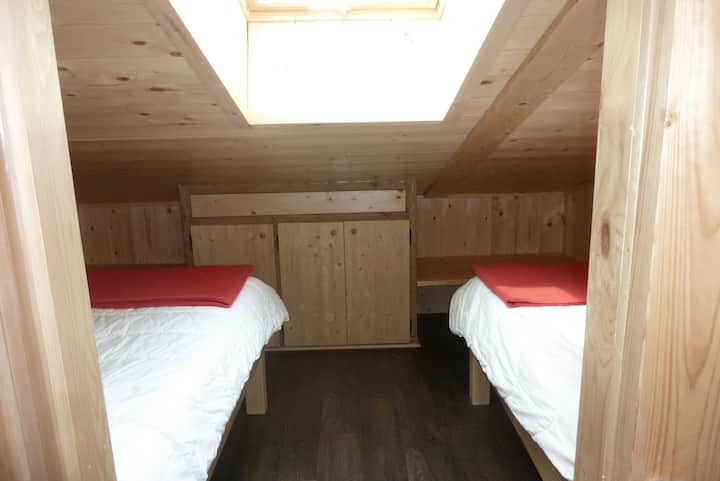 Spavaća soba 3mansardée,2 kreveta  80