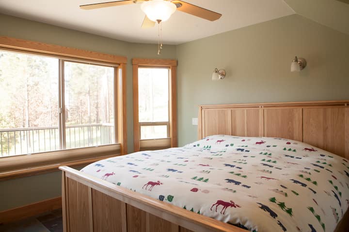 Downstairs bedroom (king bed)
