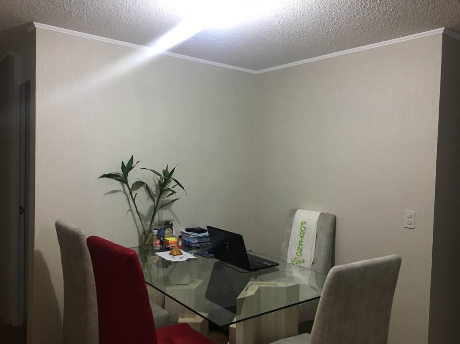 Mesa de trabajo en sala.