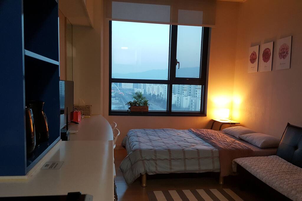 저녁 무렵 러시아워 차량들의 야경도 훌륭한 추억이 되실겁니다.
로맨틱한 시간을 갖으실 수 있습니다.