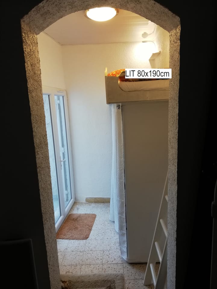 เตียงชั้นลอยสำหรับ 1 คนแยกกันในห้องเล็กแยกจากกันด้วยผ้าม่าน 1 ผืน