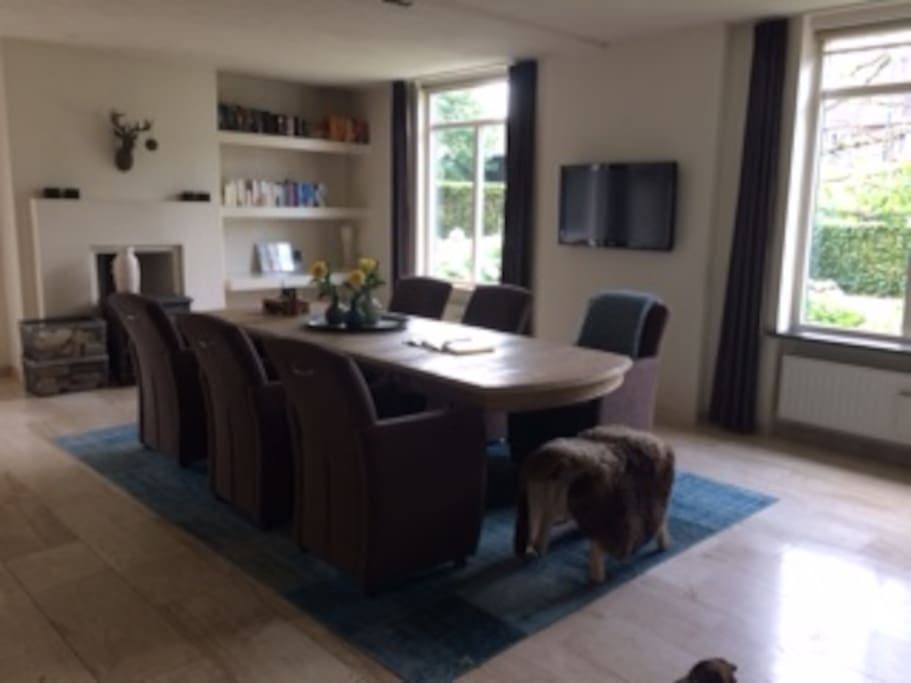 Eetkamer direct grenzend aan open keuken. TV en haard.
Dining room and table directly next to open kitchen.
Tv and Fire place.