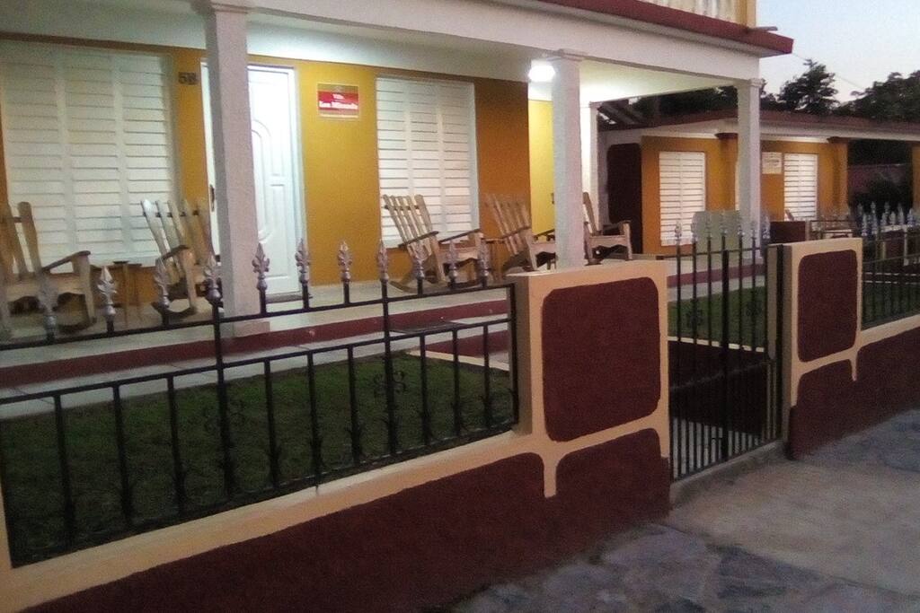 Portal corrido con 6 cómodos sillones y con preciosas vistas al Valle de Viñales y los mogotes.