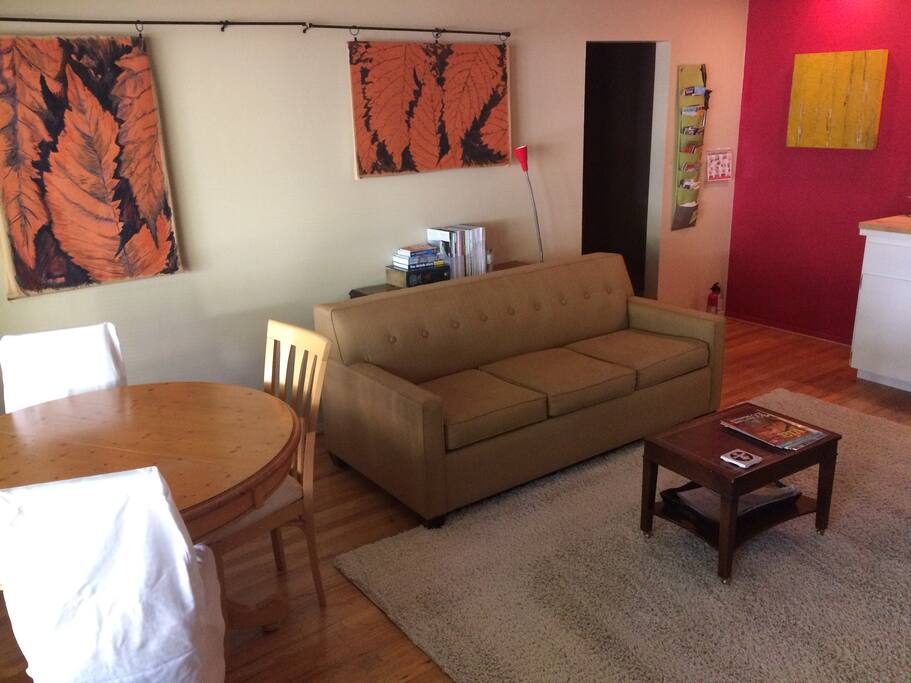 Cozy space with minimal clutter flows well and makes it spacious for 5-6 people