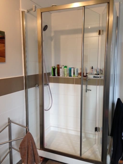 une grande douche