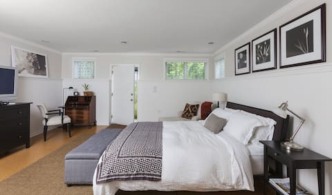 Private Lincoln Square one bed+bath studio apt.