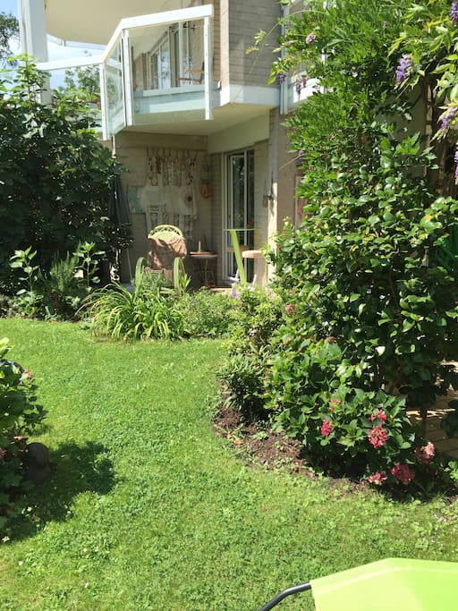 Wunderschöner Garten direkt am Rhein
