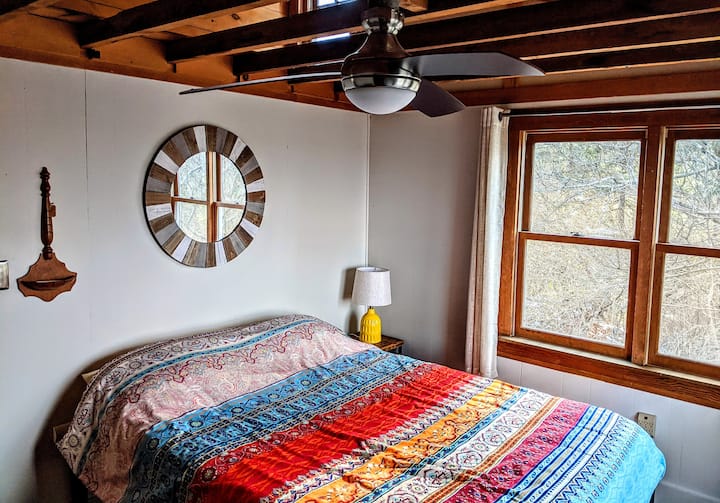 Schlafzimmer 2: Queensize-Bett mit großem Kleiderschrank und Deckenventilator.