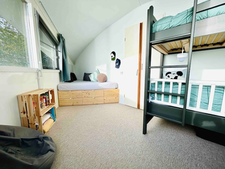 Chumba cha kulala cha 2 kitanda cha ghorofa na kitanda cha kona