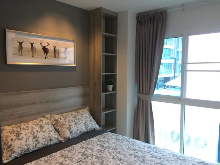 ห้องนอนวิวทะเลและสระว่ายน้ำ Grand Blue BestFamily