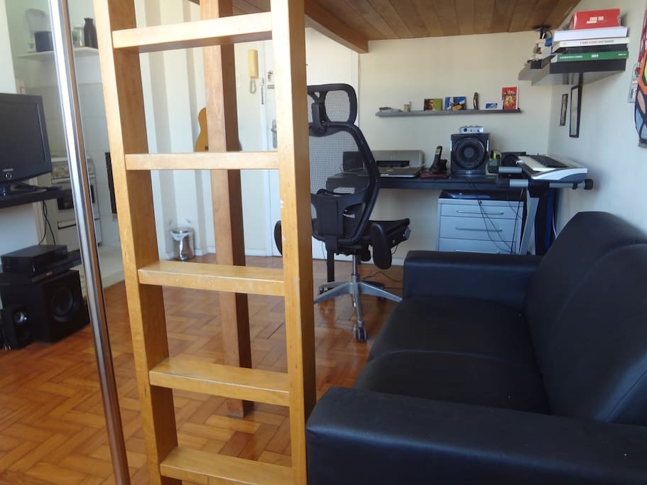 Mesa e cadeira de trabalho