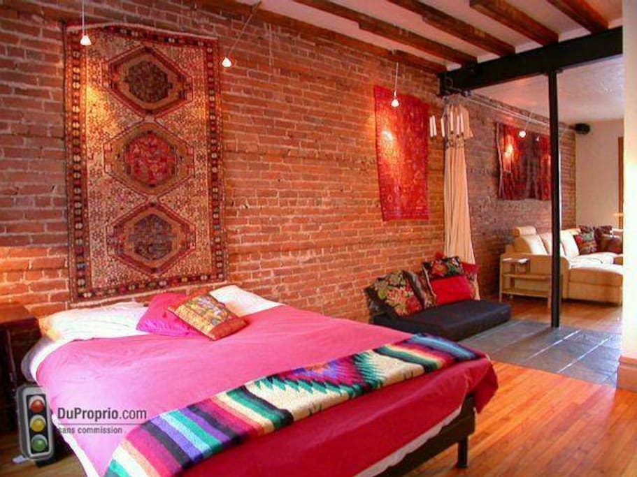 Chambre avec grand lit (queen size).