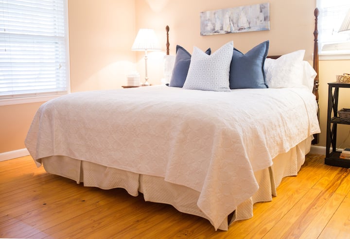 Master bedroom with King Bed 

*please note no pets are allowed in bedrooms .
