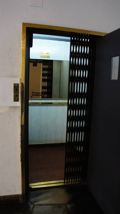 El edificio tiene siete pisos, el ascensor es amplio y mantiene los rasgos del estilo del edificio.