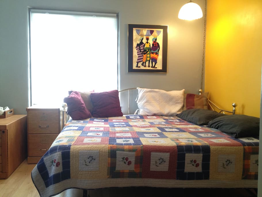10x13 guest bedroom with daybed converted to king-size bed
