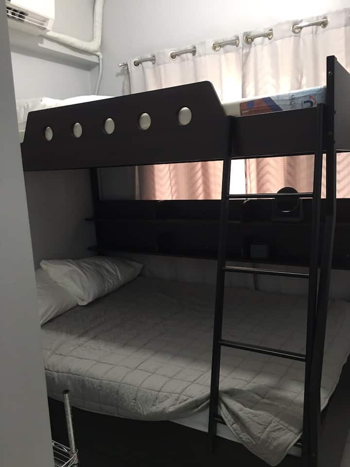 2号双层床（全床和双床床） ，配备自己的遥控分体式空调 