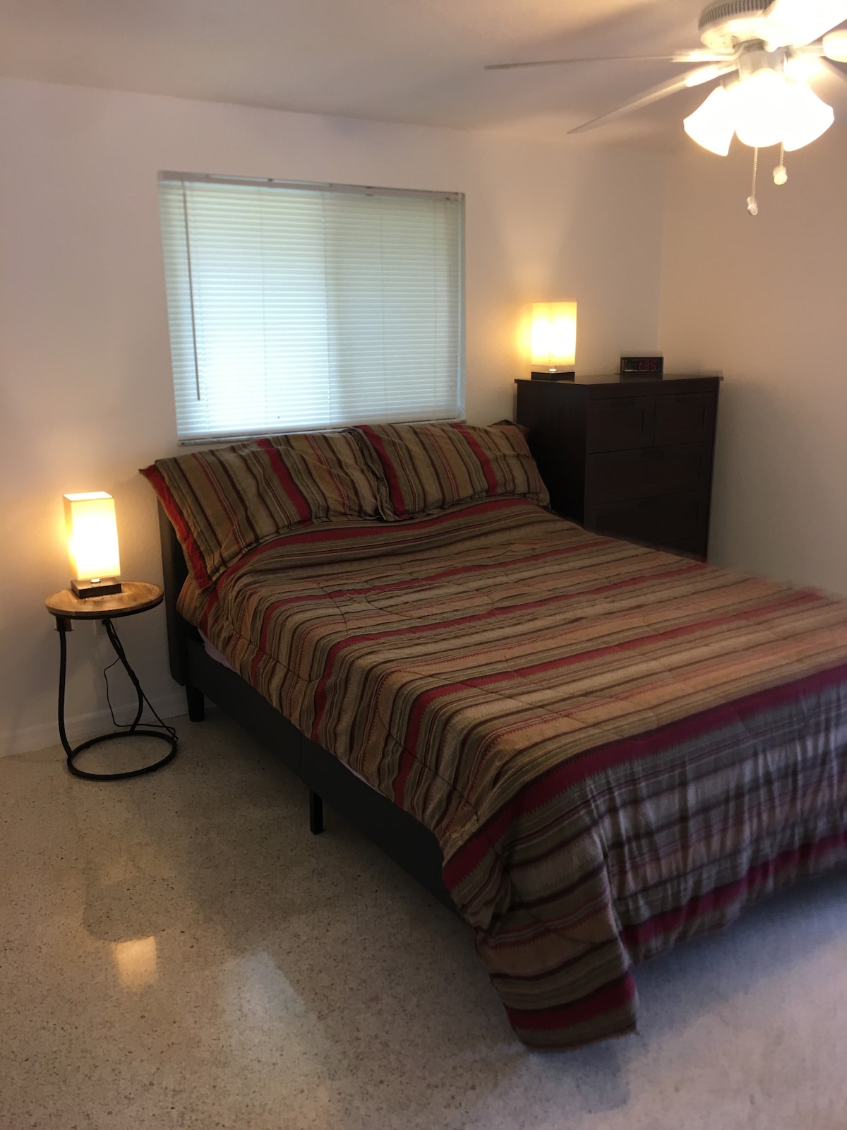 第三间卧室是一张标准双人床，配有大衣橱和梳妆台，可通过带屏风的门廊俯瞰泳池，从此房间可通往泳池。  