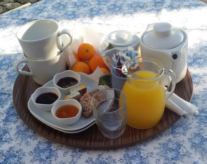 Petit déjeuner copieux, servit sur votre terrasse