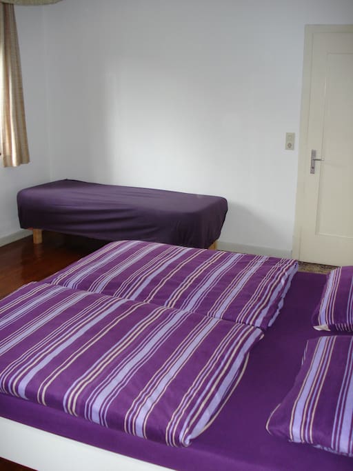 Schlafzimmer mit Doppelbett und Liege