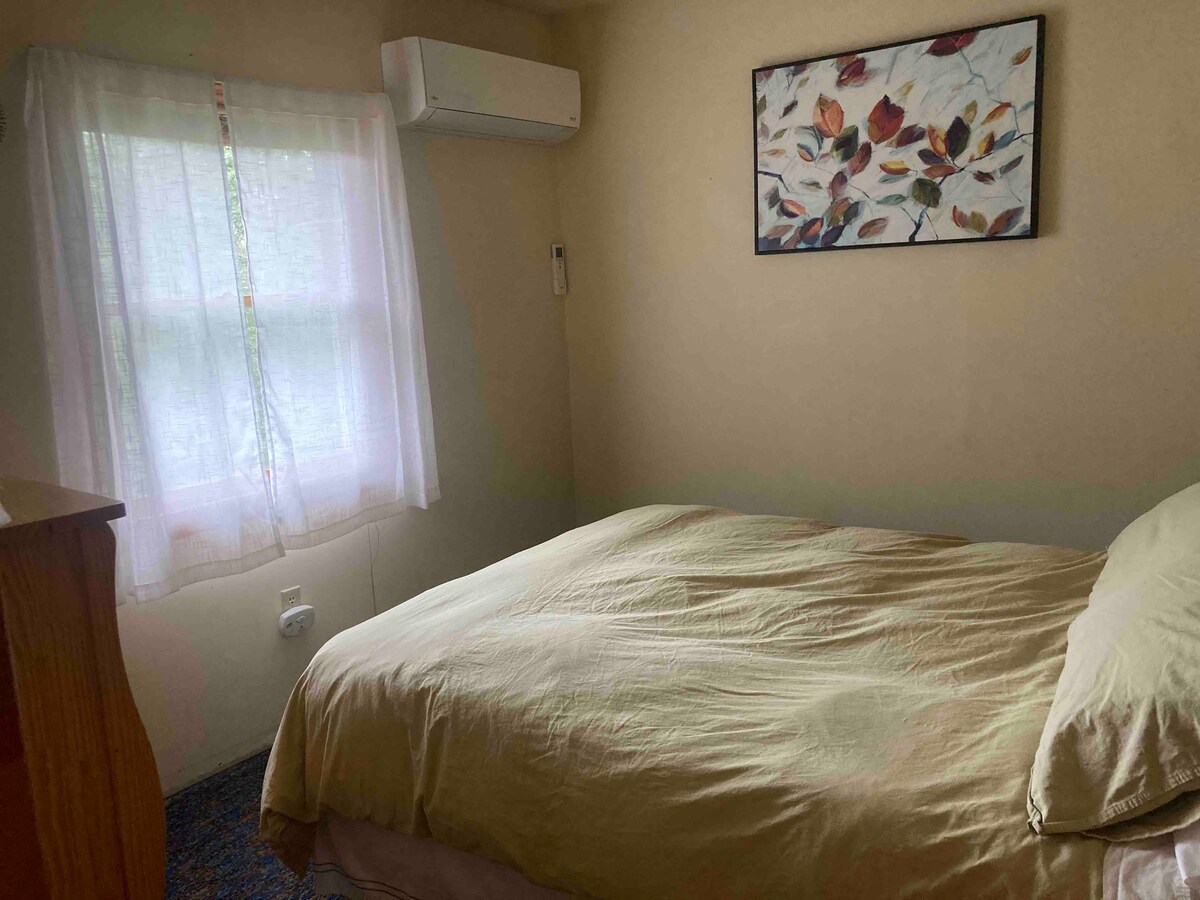 Queen bedroom in the main floor