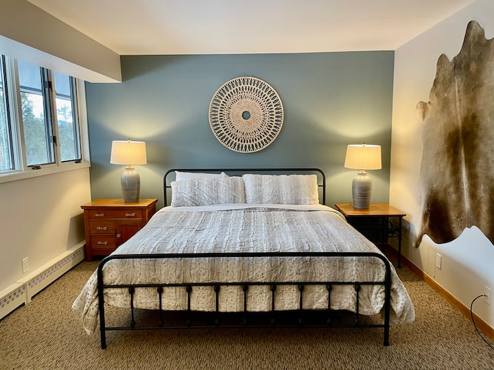 Основна спалня с двойно легло king size, единично легло и телевизор.