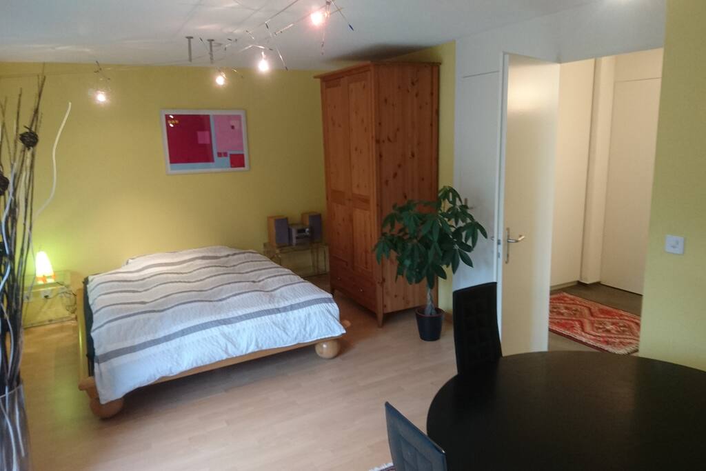 Das gemütliche Schlafzimmer mit Musikanlage und eigenem Schrank lädt zum Verweilen ein.