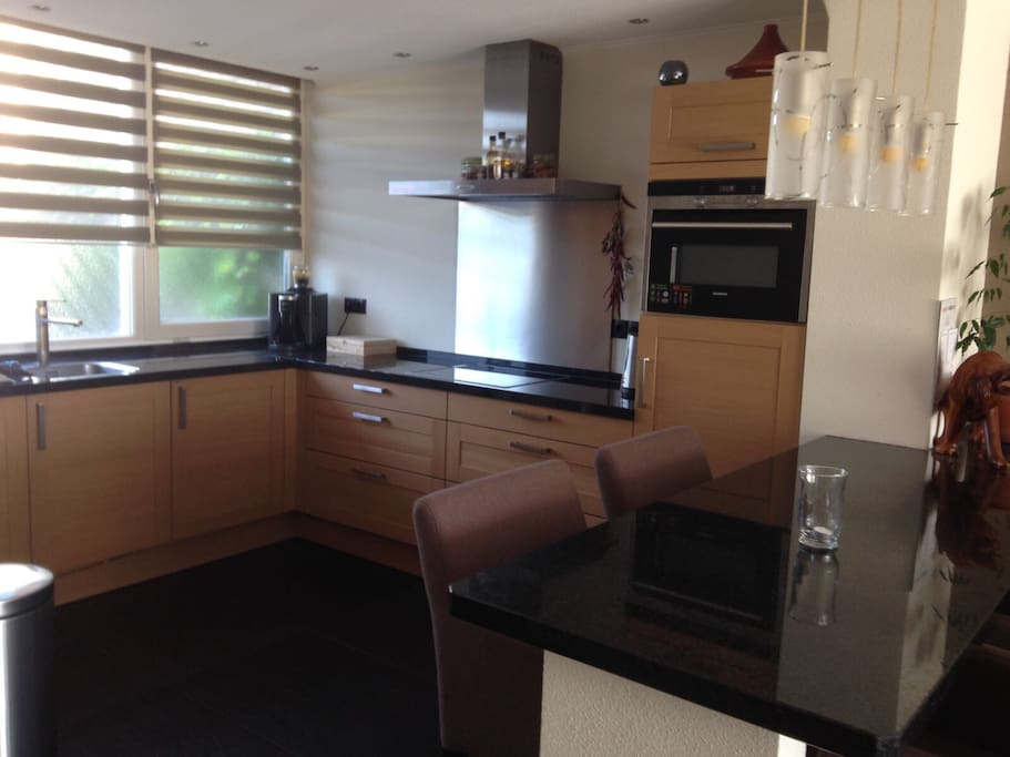 Keuken met bar/ kitchen with a bar