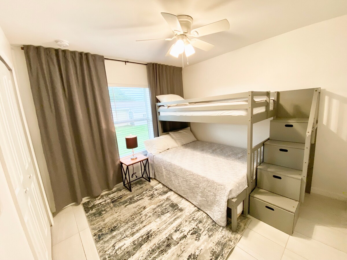 双层床，配有第三张单人床。 