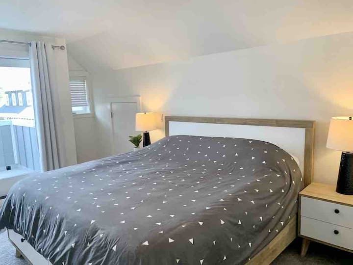 ชั้นบนรองพร้อมห้องน้ำในตัวและเตียงคิงไซส์