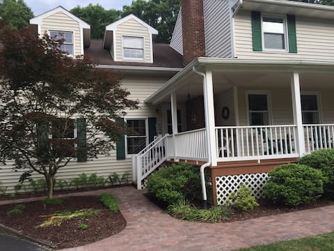 Cozy, Refreshing Studio Apartment Plus Breakfast!
