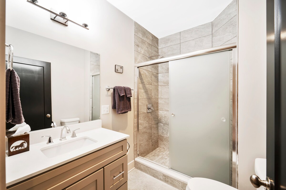 Bafu kwenye ghorofa ya 3 kando ya chumba cha kulala kinachoelekea juu ya paa
