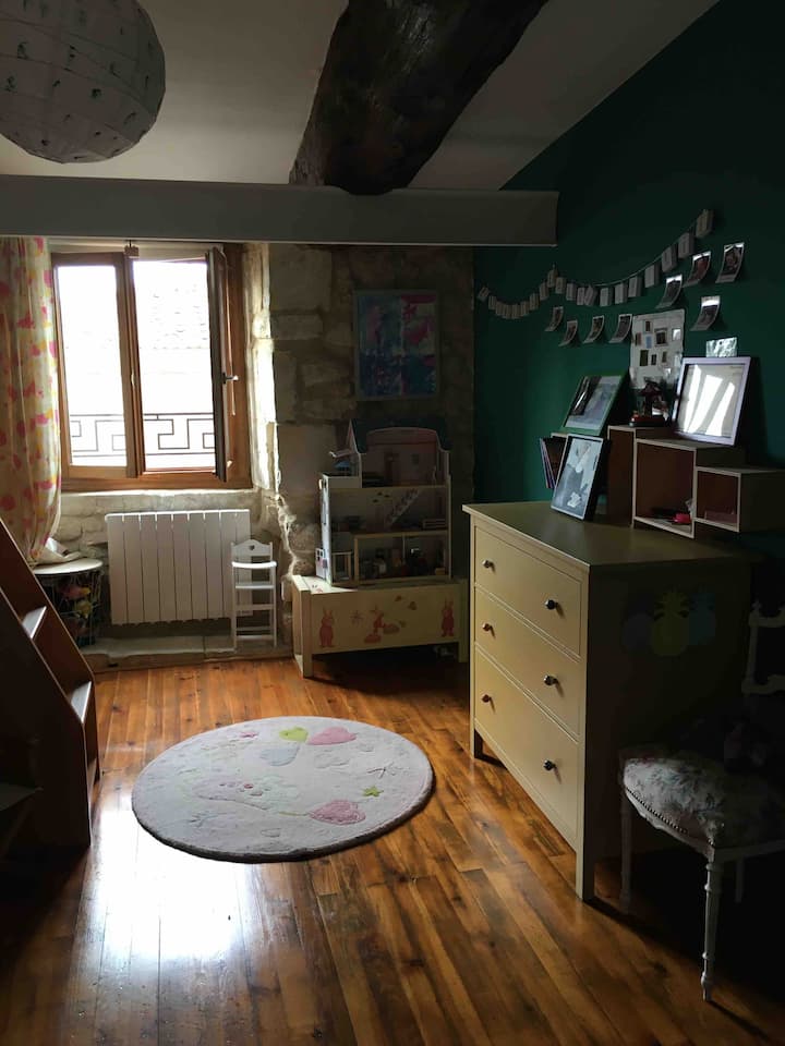 Druga razina: spavaća soba s 1 krevetom za jednu osobu (90x200)
I krevetić (80x180)