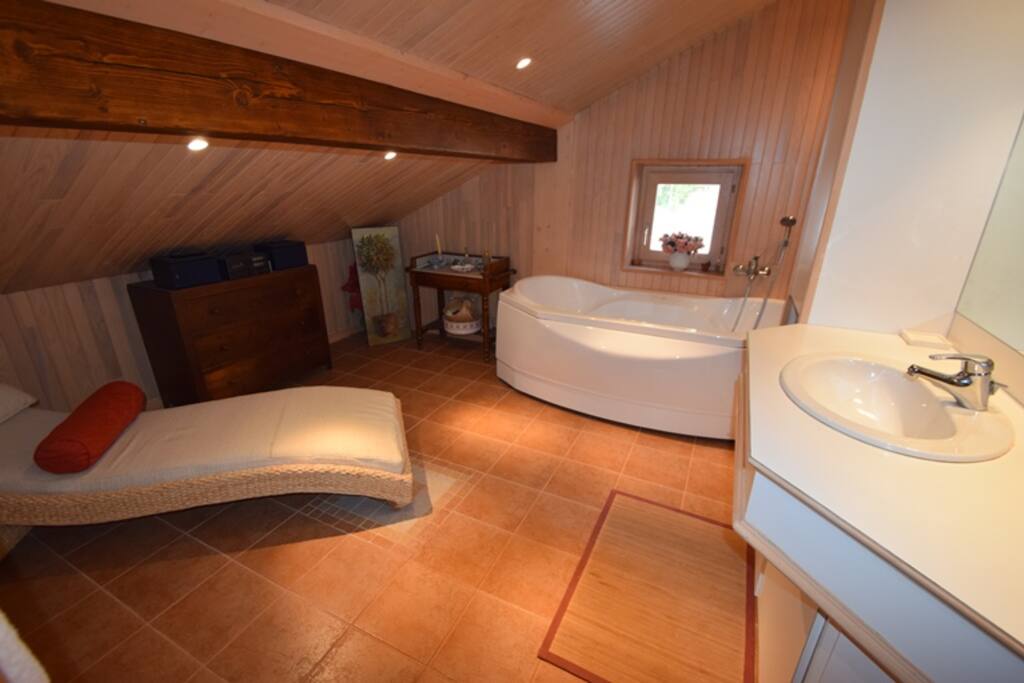 SALLE DE BAIN AVEC JACCUZI