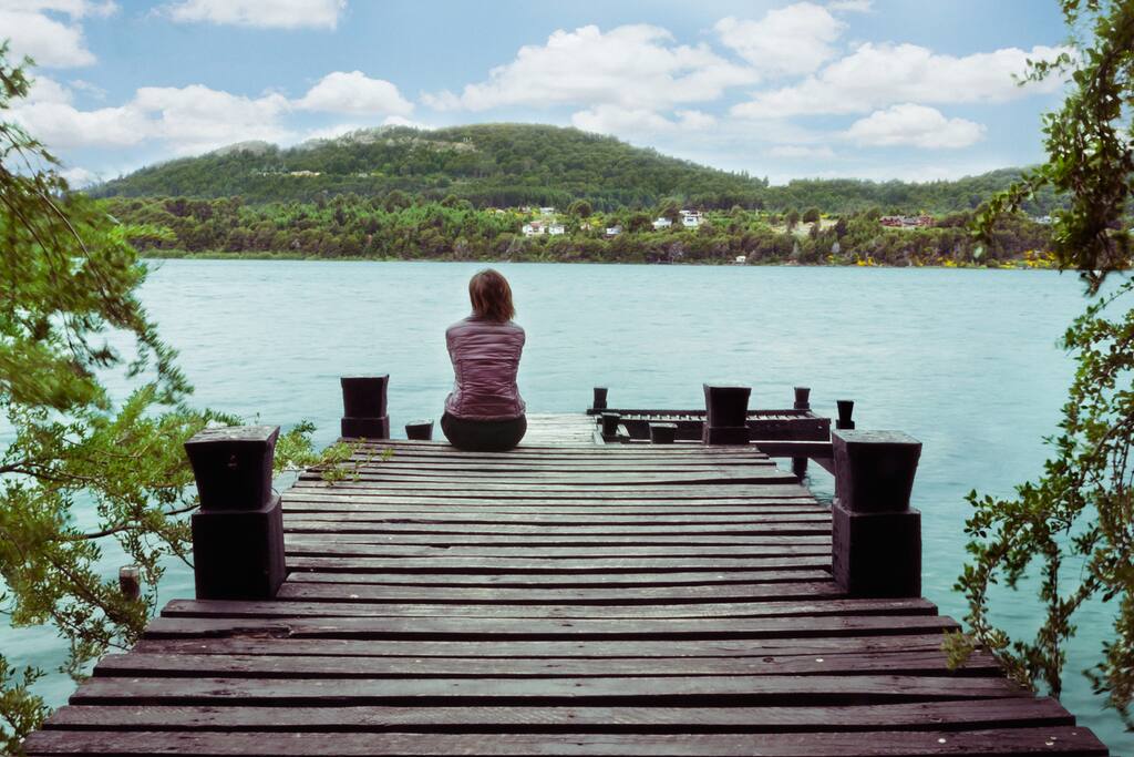 Muelle sobre el lago con playa