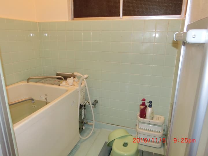 清潔な日本の温泉スタイル（深い浴槽）バスルーム！