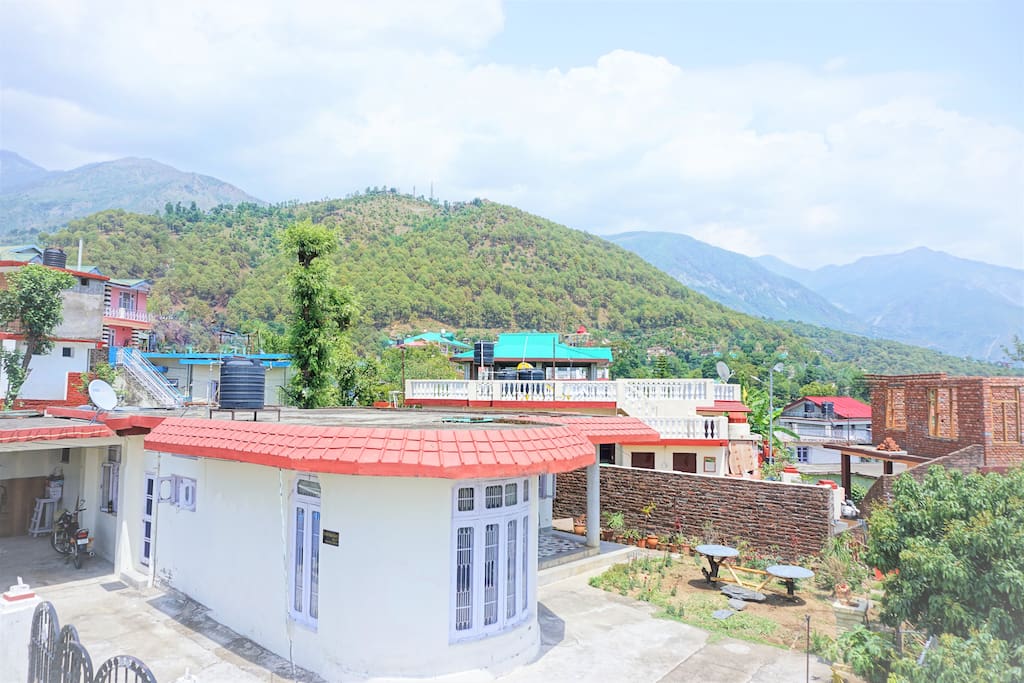 Gaze the skyline right above the mighty Dhauladhar ranges