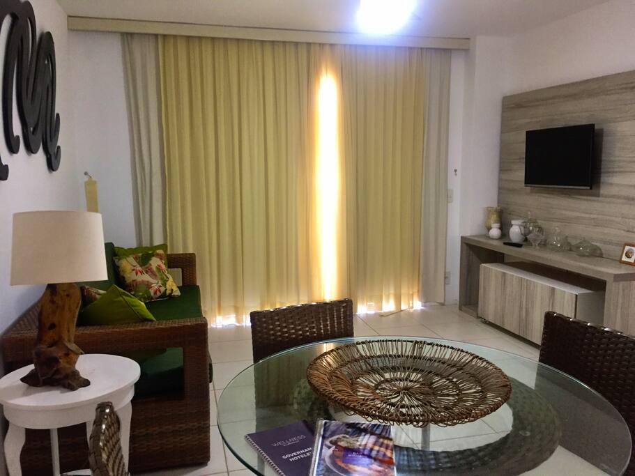 Sala com TV e ventilador de teto