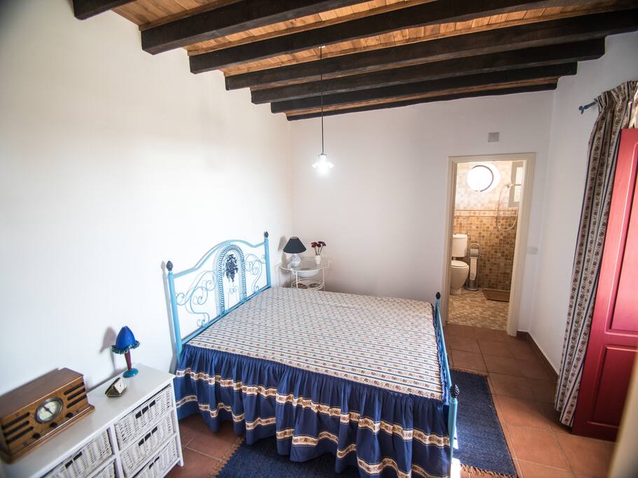 quarto c/ cama casal e casa-banho