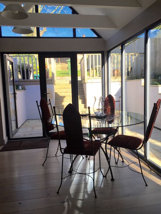 Light and airy open plan flat with stunning garden!