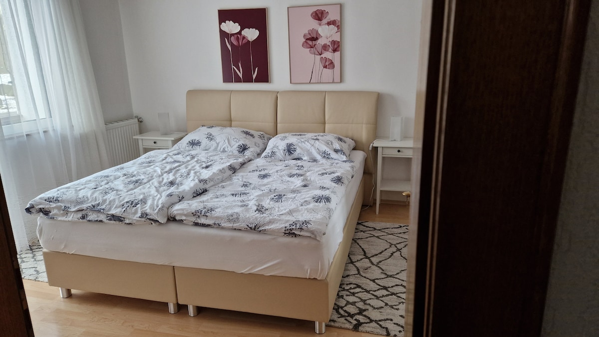 Spavaća soba s krevetom s oprugama