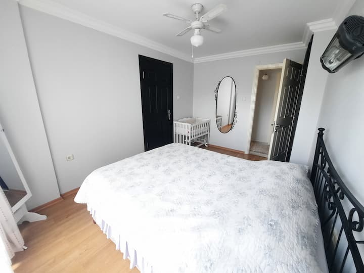 Chumba cha kulala cha 2 (kitanda cha mtoto kinapatikana)
Chumba cha kulala cha 2 (kitanda cha mtoto/kiunzitegemeo kinapatikana)