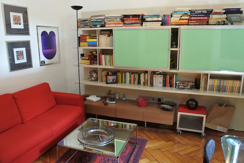 Dettaglio soggiorno con libreria e tavolo in vetro