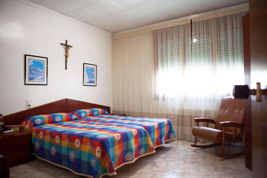Dormitorio con baño