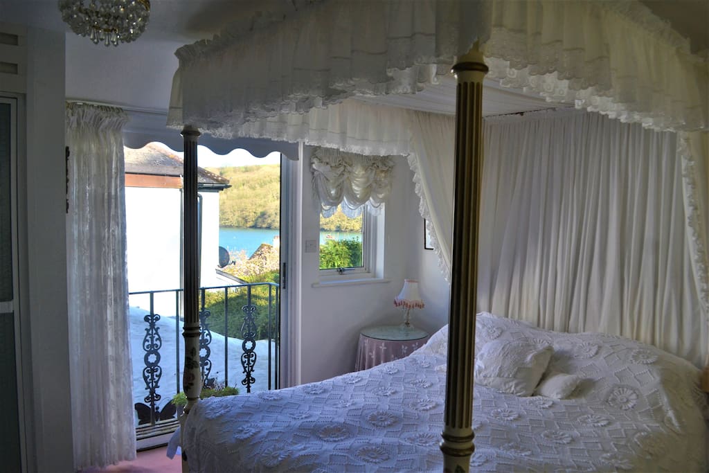Four poster, balcony, river view