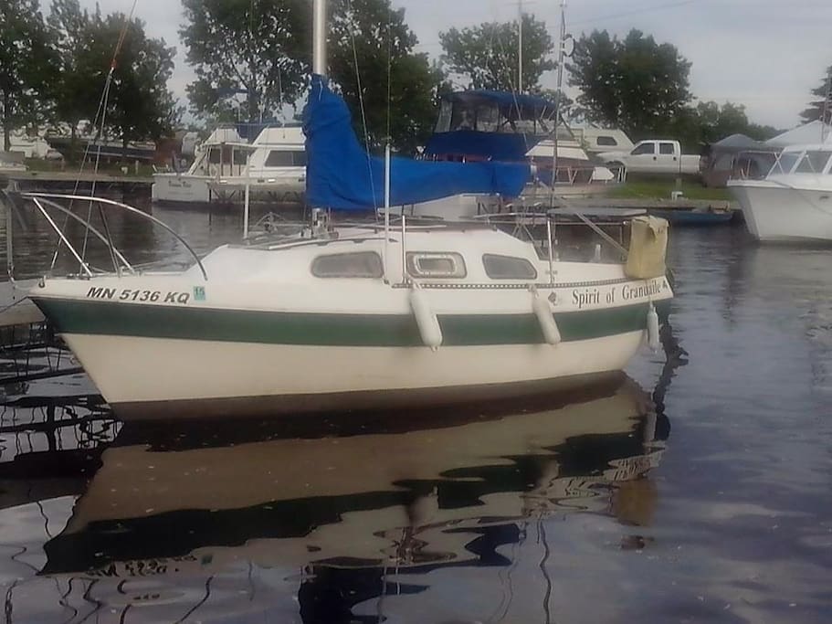 Front/bow hatch for easy access to front/bow berth and sky views!