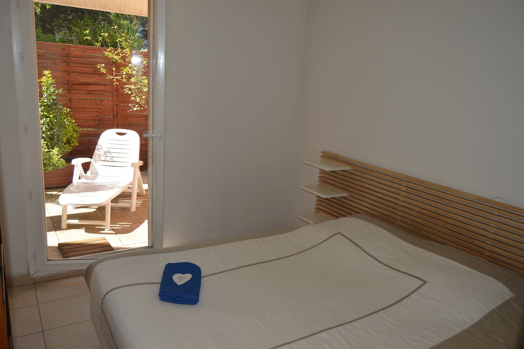 Chambre parentale avec lit double , tv, placard mural avec penderie .