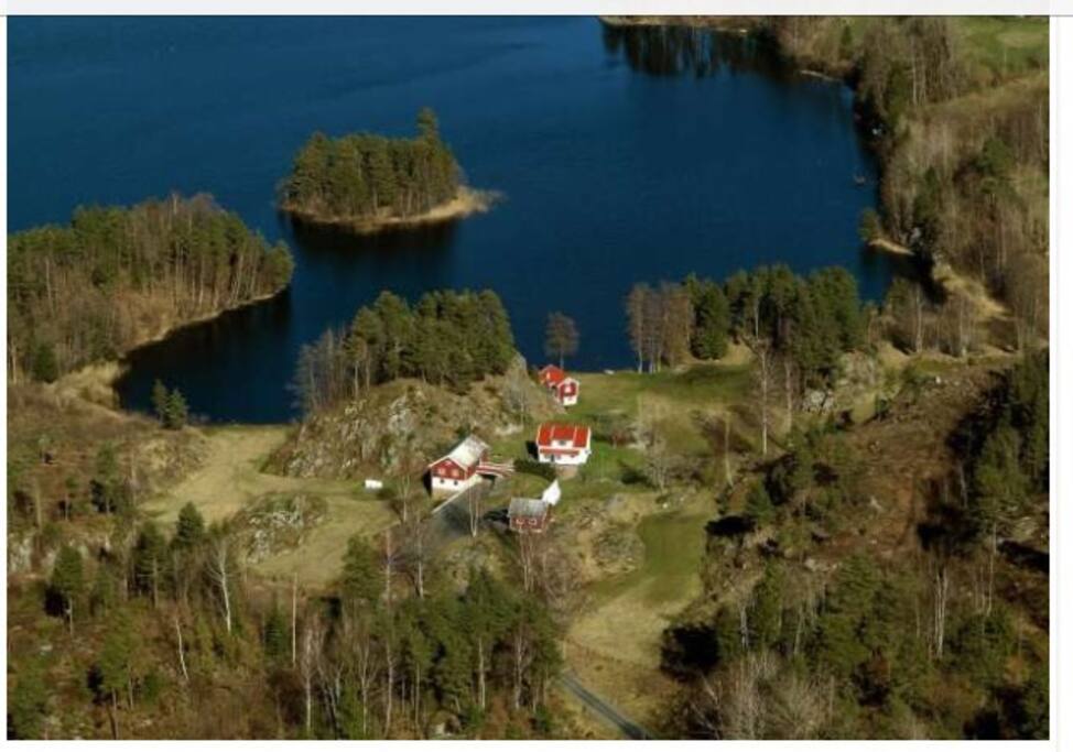 Småbruket. Huset nærmest vannet er det som leies ut. Øya heter St.Helena, og ovenfor ungene kaller vi den sjørøverøya St.Helena. Gøy å reise ut med båt til øya og gå på jakt etter sjørøverskatten :)